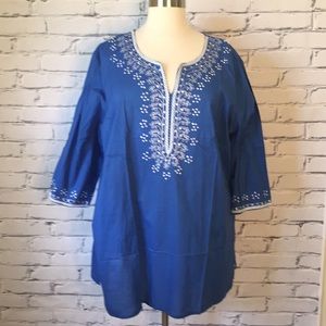 Blue three-quarter sleeve blouse with white design